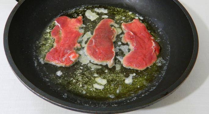 Растопите в сковороде сливочное масло, обжарьте говядину с двух сторон. По 30 секунд с каждой.