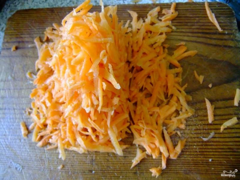 Также добавьте в супчик мелко порезанный лук и морковку, натертую на терке. Можете их обжарить, но я предпочитаю просто так добавлять. 