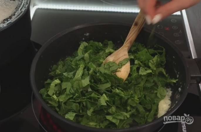 6. Когда лук станет прозрачным, добавьте нарезанный шпинат. Добавьте еще кусочек сливочного масла и сделайте медленный огонь. Готовится он до 5 минут, пока не поменяет цвет. 