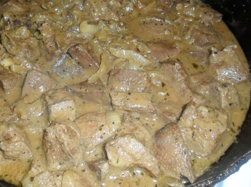 Рецепт жареной говяжьей печени в сметанном соусе