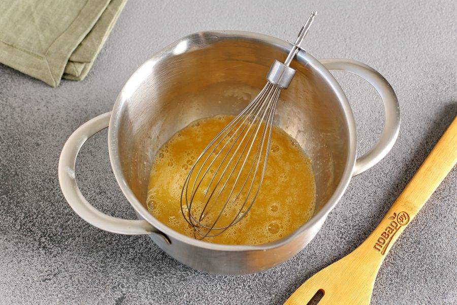 В глубокой миске взбейте яйцо с 0,5 ч.л. соли.