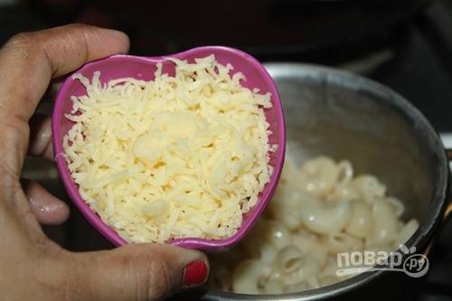 Включите небольшой огонь, чтоб молоко закипело, затем добавьте тертый сыр, все хорошо перемешайте и подавайте макарошки своему чаду.