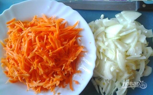 Морковь почистите, помойте и натрите на крупной тёрке. Лук почистите и произвольно нашинкуйте.