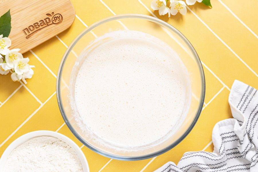 Добавьте еще 1 стакан теплой воды. Все тщательно перемешайте.