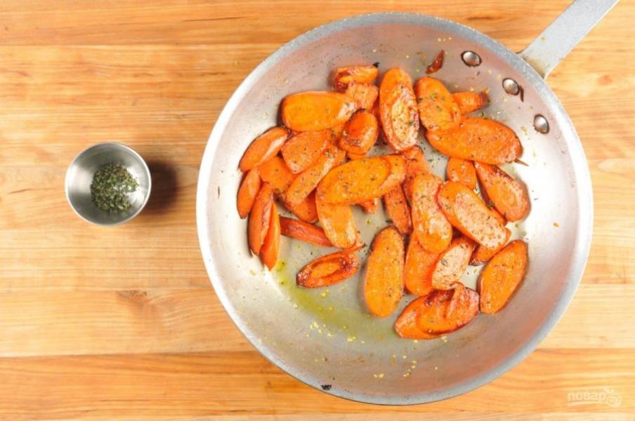 1. Морковь почистите, помойте и нарежьте кружками по диагонали. Обжаривайте морковь 4 минуты на  1 ч. ложке масла. Затем переложите морковь на противень и отправьте в духовку, разогретую до 230 градусах на 17 минут. Затем добавьте половину измельчённого тимьяна, перец и соль. Перемешайте.
