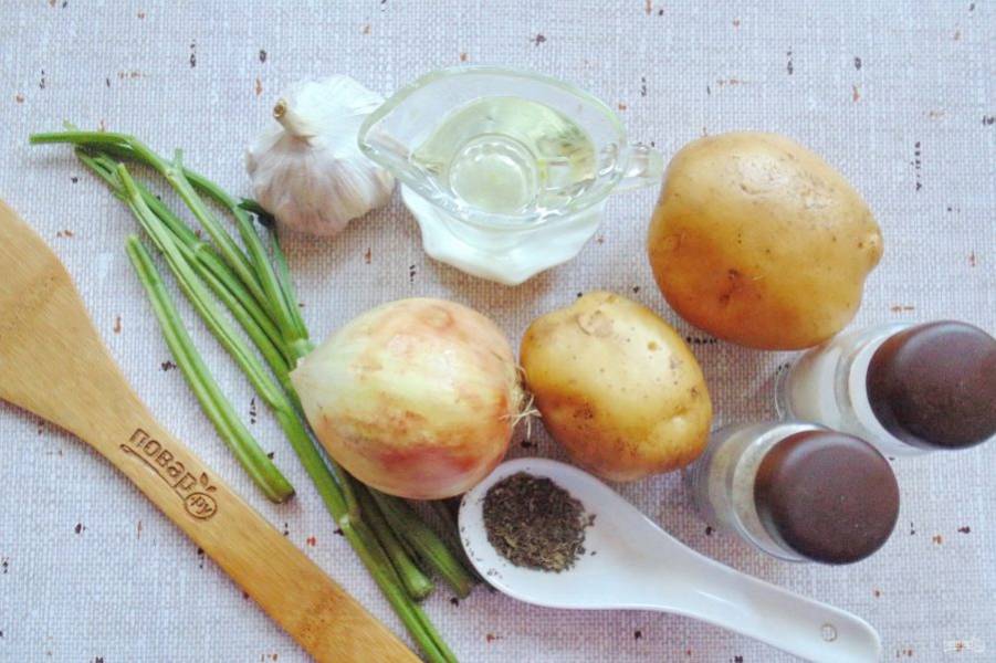 Подготовьте ингредиенты для приготовления картофеля с сельдереем в духовке.