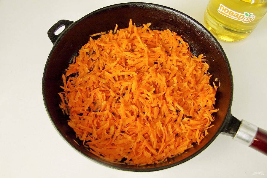 Обжарьте морковь в сковороде до мягкости.