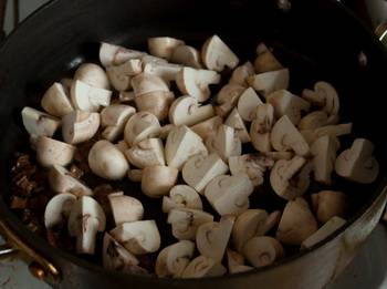 Добавляем порезанные грибы, готовим еще 5 минут. Затем перекладываем овощи и грибы к мясу в кастрюлю, добавляем перловку, чеснок и соль по вкусу. Заливаем все бульоном и доводим суп до кипения. Варим до готовности крупы и мяса, огонь средний. За 15-20 минут до готовности - добавляем порезанный картофель.