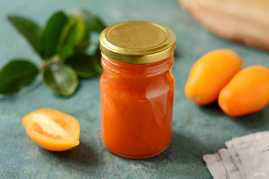 Разлейте соус по чистым стерилизованным баночкам или бутылкам. Закрутите крышкой и уберите в темное прохладное место. Соус из желтых помидоров на зиму готов.