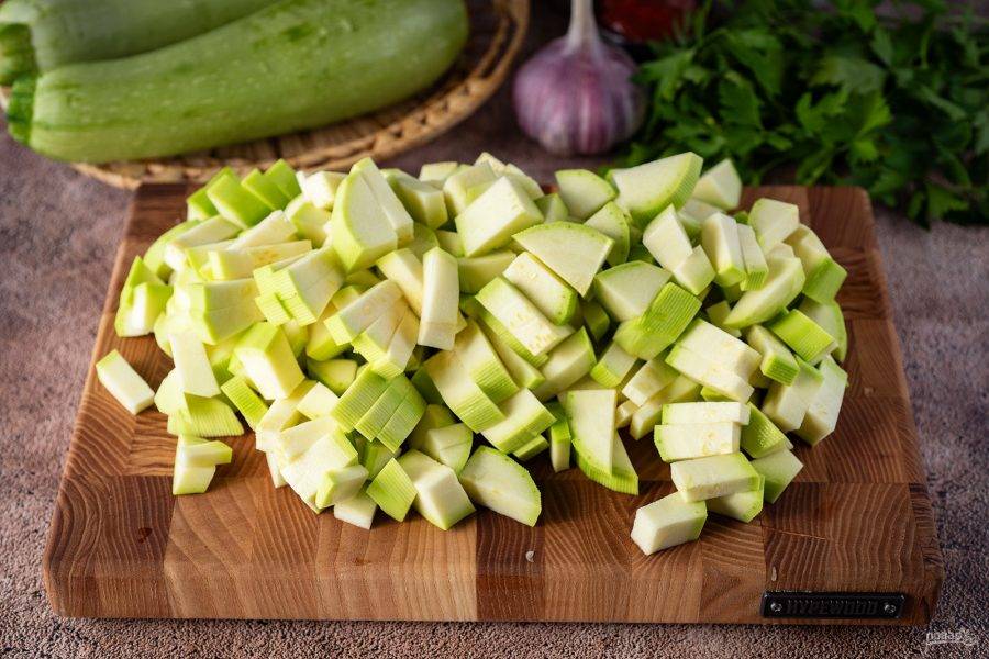 Кабачок нарежьте небольшими кубиками.