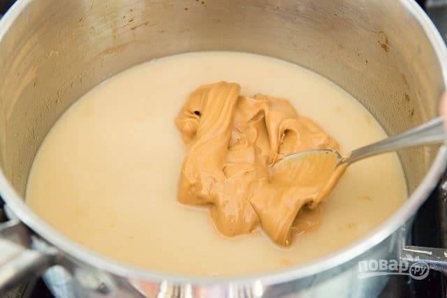 4. В это время приготовьте соус. В сотейнике смешайте арахисовое масло с молоком.
