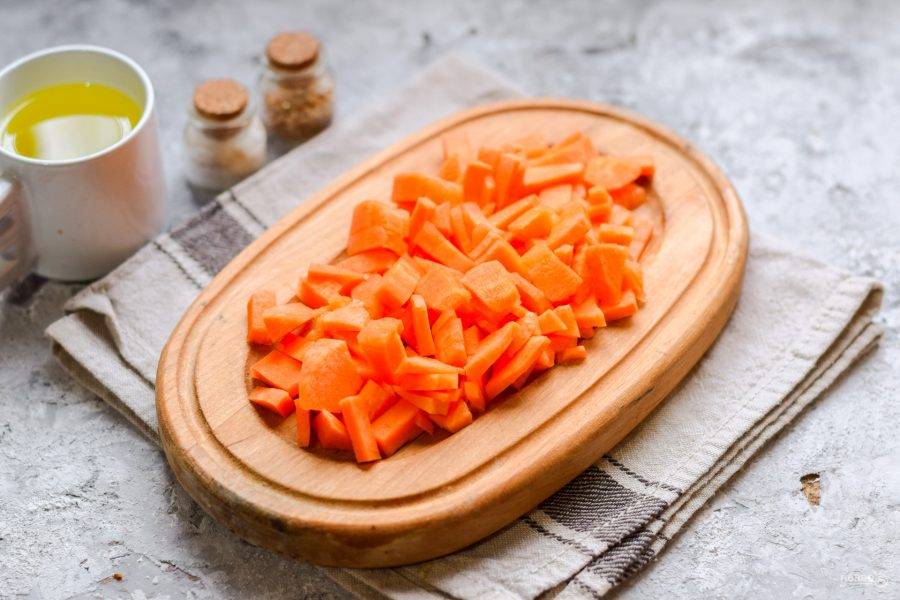 Морковь очистите, сполосните и просушите. Нарежьте морковь брусками, полосками или кубиками.