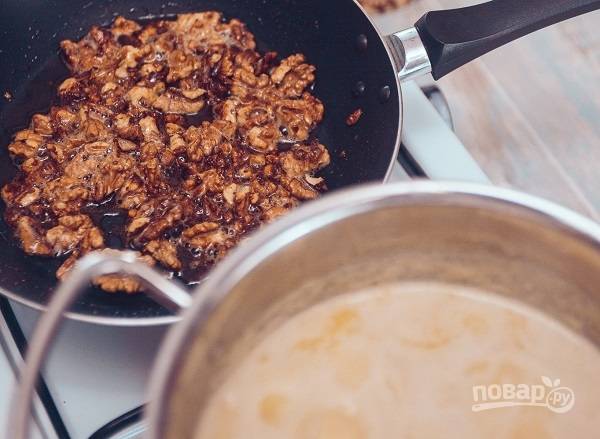 4. Параллельно на сковороде растопите сливочное масло. Выложите орехи и сахар. Держите на огне пару минут, чтобы орешки карамелизировались. На отдельной сковороде обжарьте бекон. Суп доведите почти до кипения.