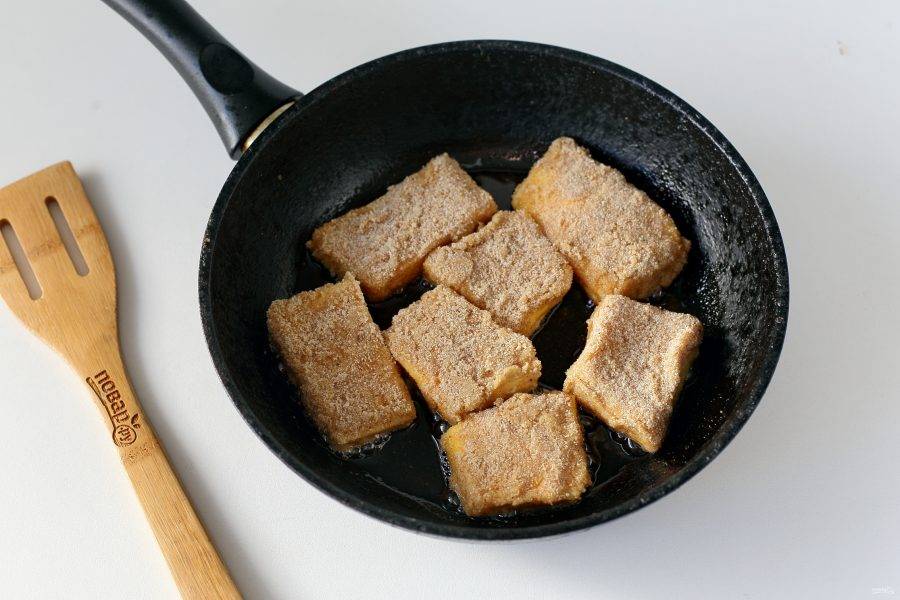 Выкладывайте шницели на хорошо разогретую сковороду с маслом. Жарьте на среднем огне с двух сторон до румяной корочки сверху.