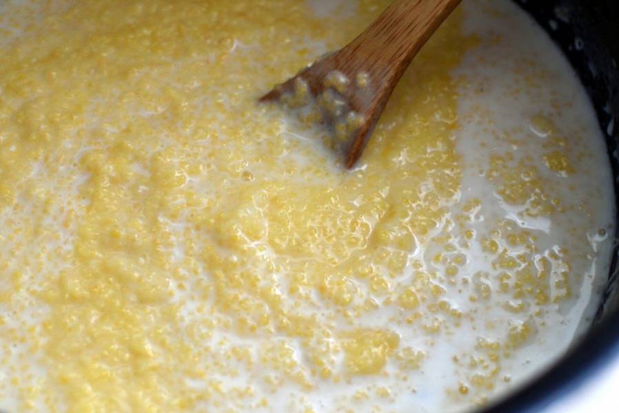 Залейте кашу молоком, немного посолите. Учитывайте, что сыр соленый. Варите до готовности каши – минут 15-20.