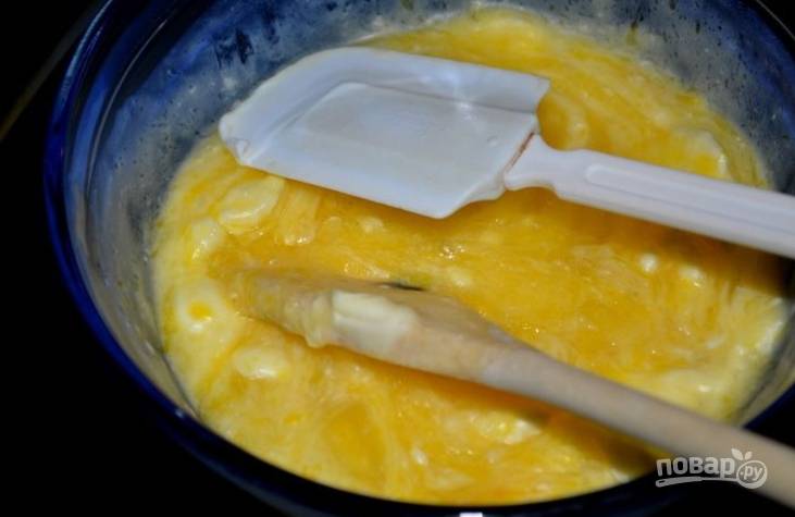 2.	В отдельную миску вбейте куриные яйца, добавьте сахарную пудру (70 грамм) и слегка взбейте. Добавьте размягченный маргарин, перемешайте.