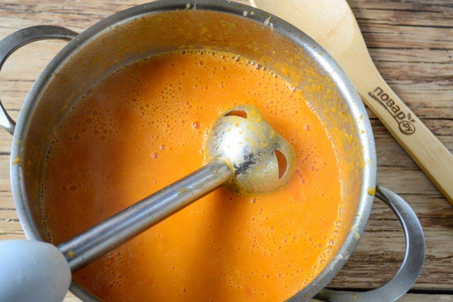 Готовый суп пюрируйте с помощью погружного блендера. 
