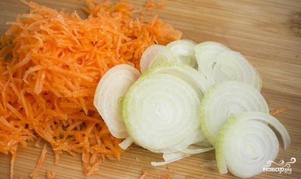 Чистим лук и морковь. Морковь натираем на крупной терке, лук нарезаем кольцами или полукольцами.