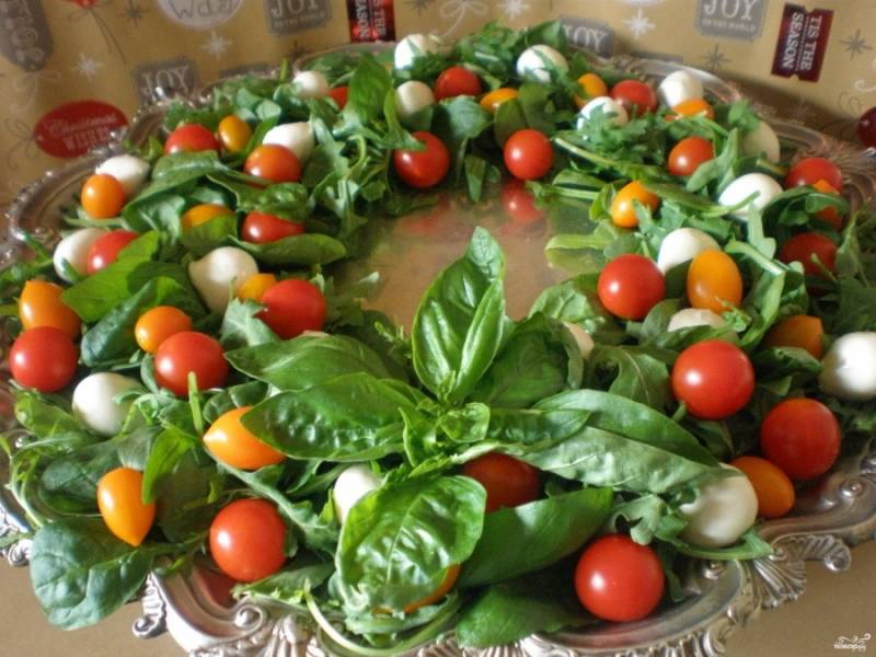Выберите парочку крупных листьев зелени, и украсьте салатик, как настоящий венок.
Наш салат "Новогодний венок" готов. Приятного аппетита!