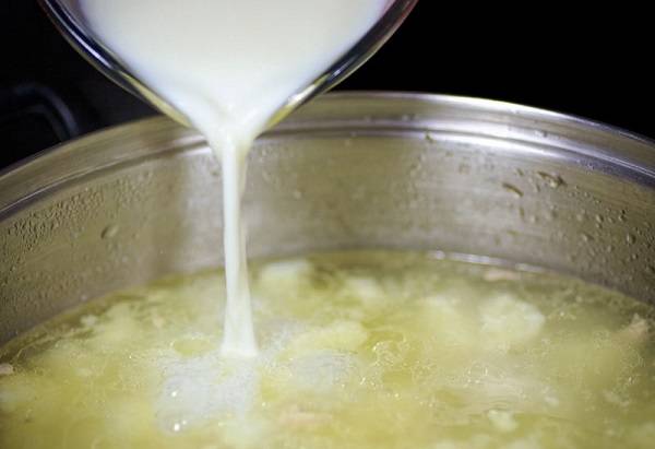 7. Варить суп на медленном огне около 5-7 минут. Затем влить молоко, контролируя консистенцию. Его можно добавить больше или меньше, по желанию. 