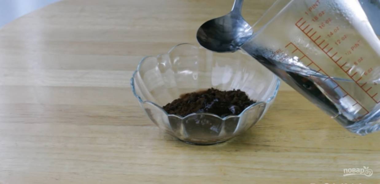 2.	В чашку с какао добавьте шесть столовых ложек кипятка, хорошо перемешайте.