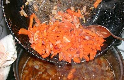 Разогрейте на сковороде растительное масло. Обжариваем лук и морковь до золотистого цвета, затем добавляем обжаренные овощи в кастрюлю.