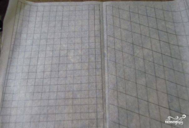 Для начала на пергаменте для выпечки нарисуйте схему. Начертите прямоугольник 25х20 см. Внутри разделите его на квадраты 3х3. Нарисуйте второй прямоугольник, разделите его косыми прямоугольниками.