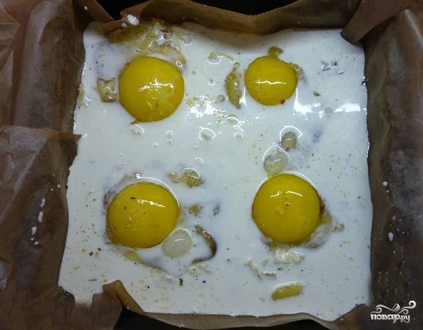 Осторожно разбиваем яйца, определив для них место в четырех углах. Если вы делаете запеканку на большее количество персон, пропорционально увеличиваем порции. Выливаем сливки в емкость. Досыпаем в них соль и перец. Сливаем сливки в картошку с яйцами, заполнив емкость.