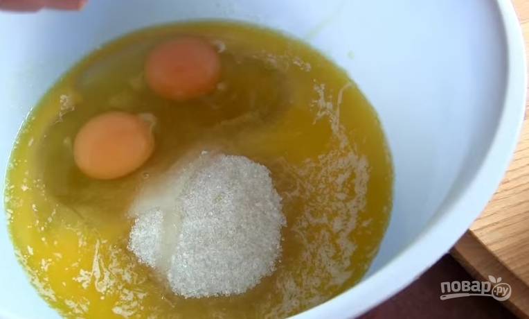 1. В мед добавьте растопленное сливочное масло, яйца и сахар. Перемешайте.