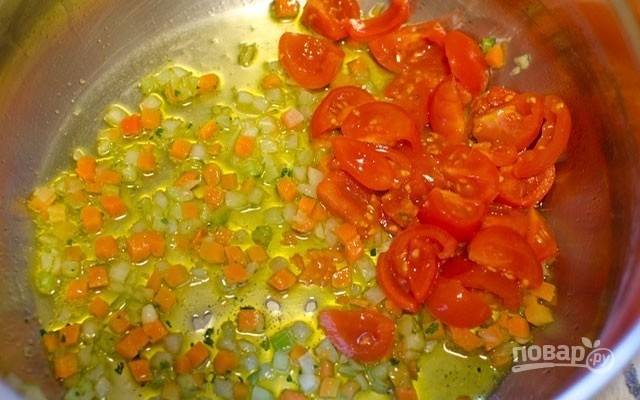 1.	Все овощи почистите, промойте под прохладной проточной водой. В казанчике или толстостенной глубокой сковороде нагрейте 3 ст. л. оливкового масла, положите нарезанный мелкими кубиками репчатый лук, морковь, сельдерей и бекон. Обжаривайте все вместе в течение 2-3 минут, перемешивая, до золотистого цвета. Добавьте нарезанные помидоры и обжаривайте, пока не испарится почти вся влага.
