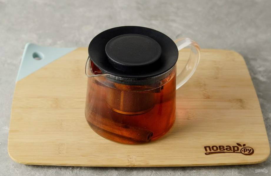 Заварите черный чай кипятком, дайте настояться 10 минут.