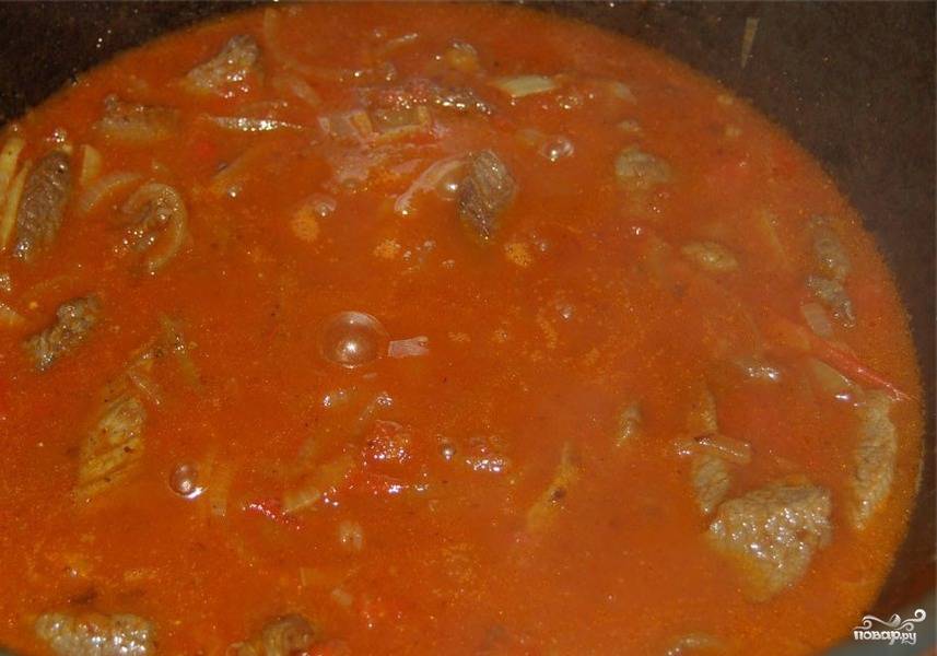 11. Залить мясо бульоном и тушить на медленном огне, пока не станет мягким.