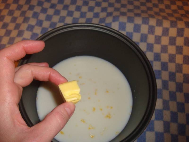 2. Далее наливаем молоко, добавляем кусочек сливочного масла. В режиме "Молочная каша", "Суп" или "Тушение" выставим таймер на полчаса. 