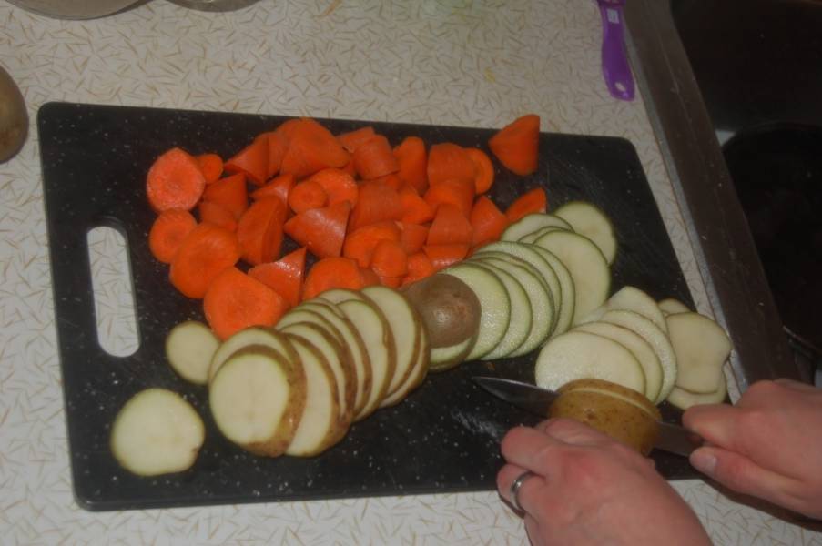 1. Морковку нарезаем кусочками средних размеров, а картошку - тоненькими кружочками. Натираем солью и специями. 
