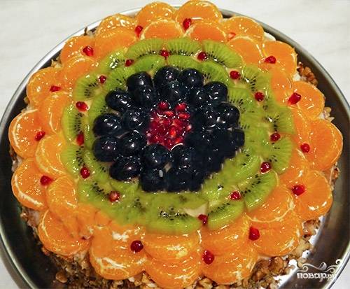 Бисквитный торт с фруктами и сметанным кремом