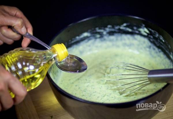 9. В готовое тесто влейте растительное масло. 