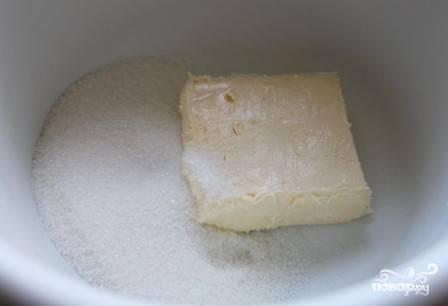 Выкладываем в миску очень мягкое сливочное масло, добавляем к нему сахар.