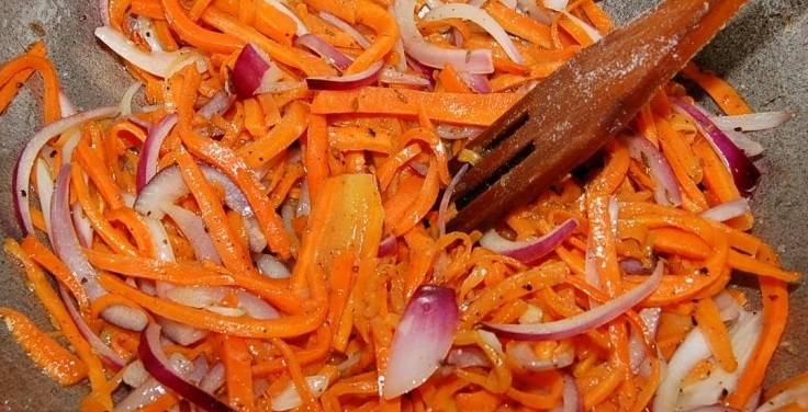 1. Лук режем полукольцами, морковь, - соломкой. Хорошо разогреваем в сковороде с толстыми стенками масло вместе с молотой зирой, и обжарим в нем овощи.