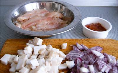 2. Чистим лук, нарезаем его и шинкуем сало. Отправляем на сковороду жариться по очередности шпик и лук. Филе рыбы я обжариваю вместе с луком и шпиком.