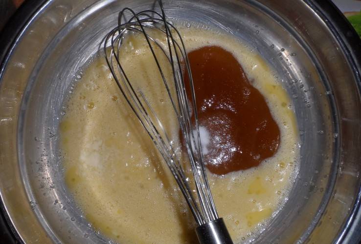 Продолжаем взбивать и в процессе добавляем в массу мед, ванильный сахар и разрыхлитель.