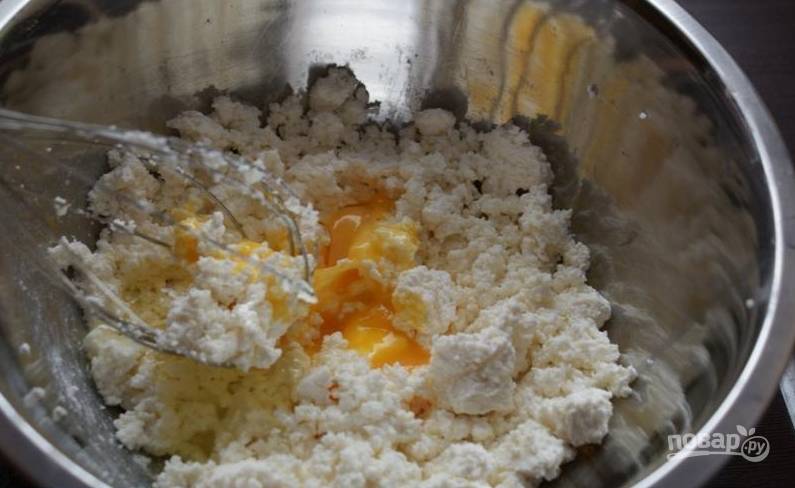 1. Перетираем творог с яйцом и сахаром до однородности. 