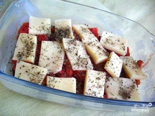 На помидоры укладываем немного нарезанного сыра, посыпаем орегано.