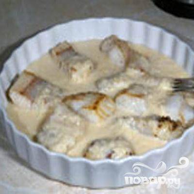 5. Смазываем маслом жаропрочную форму, раскладываем на нее кусочки судака и заливаем все сырным суфле. Минут на тридцать поставим в духовку, температура сто семьдесят градусов.