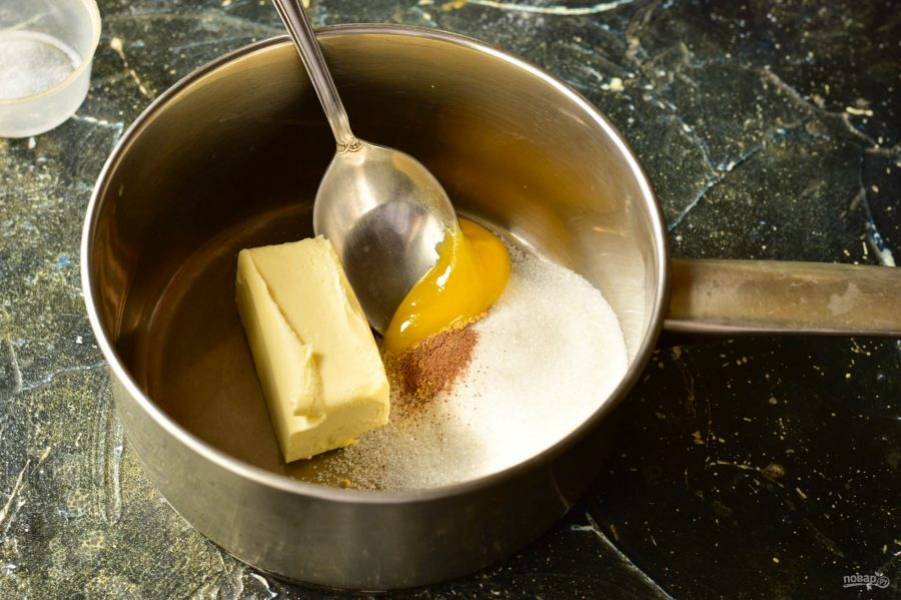 В ковш выложите мед, сливочное масло, всыпьте сахар и специи.