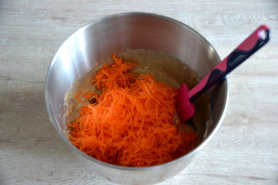 Добавьте в тесто морковь, натертую на мелкой терке, смешайте до однородности. 