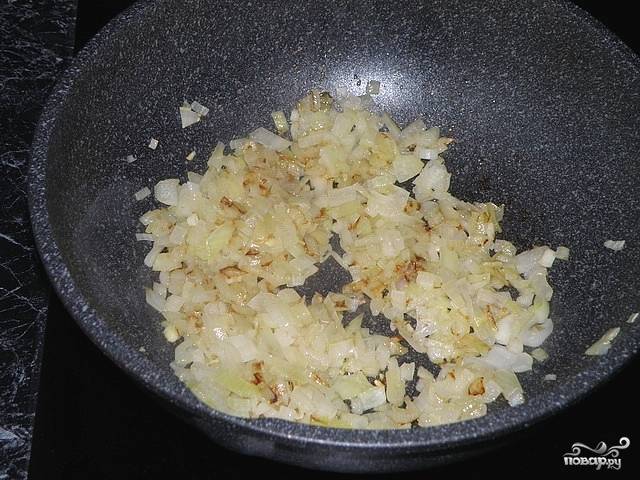 Наливаем на сковороду растительное масло и обжариваем до полу-готовности лук.