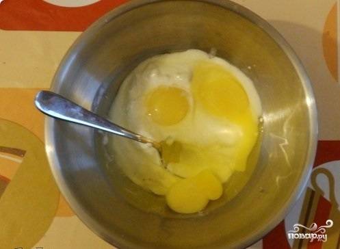 1.	В миске смешиваем сметану с сахаром, добавляем соль и соду, вбиваем яйца, все тщательно перемешиваем до однородной консистенции.