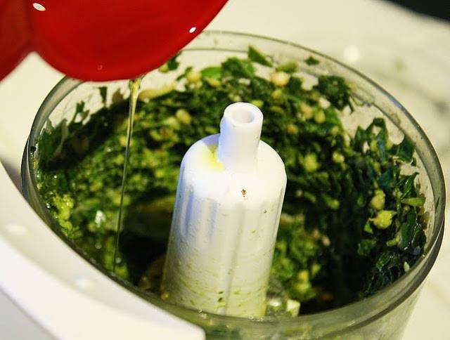 2. Постепенно вливать оливковое масло (буквально по 1 чайной ложке), чтобы получилась мягкая консистенция. Посолить и поперчить по вкусу. 
