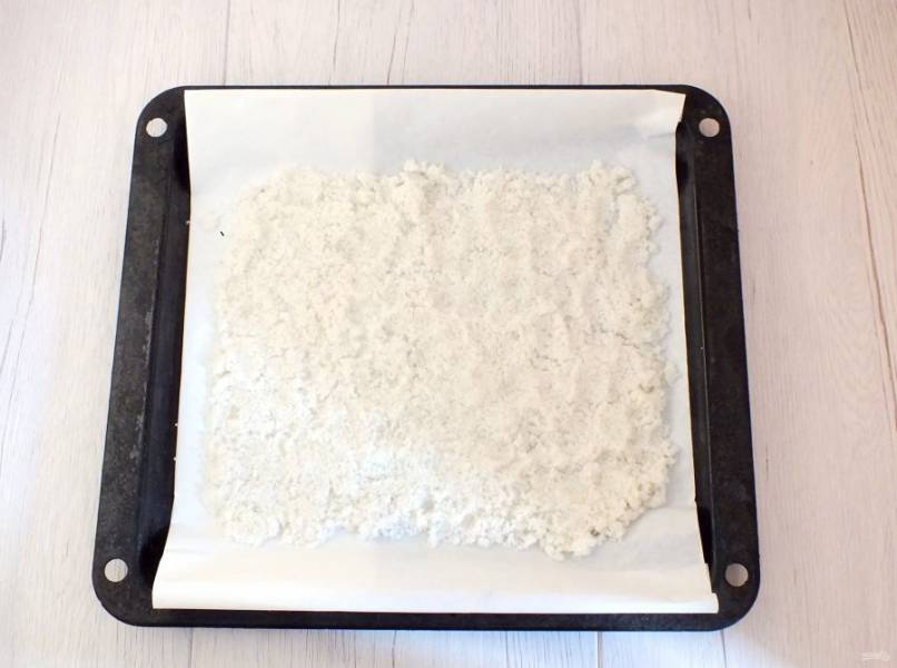 Противень застелите пищевым пергаментом. Насыпьте соль слоём 18-20 мм., примерно на это уйдет 1/3 часть. Распределите.