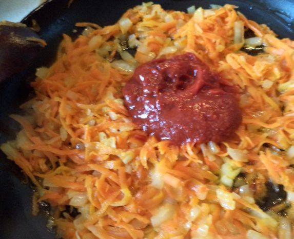 3. На растительном масле обжарим измельченные лук и морковь, и в конце добавим томатную пасту.